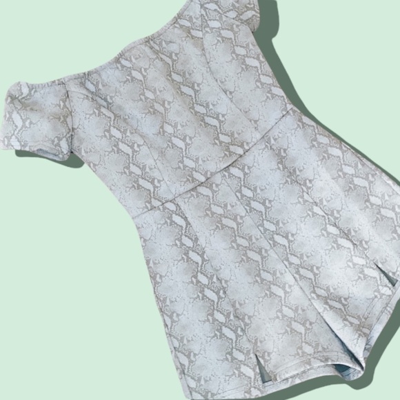 🐍 OFF-THE-SHOULDER ROMPER - Picture 3 of 4